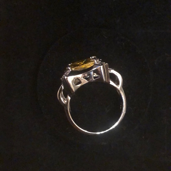 Sterling silver ring with large yellow stone - Picture 4 of 6